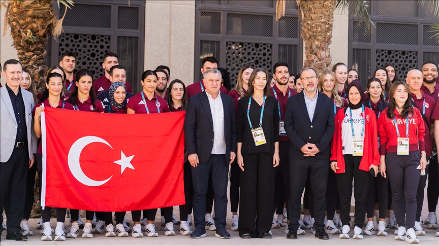Bakan Bak, 6. İslami Dayanışma Oyunları'nda "sporcular köyünü" ziyaret etti