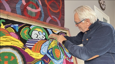 Annesinin halı tezgahında öğrendiği dokumayı akademik kariyerine taşıdı