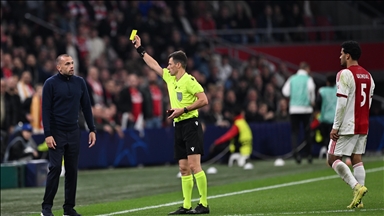 قدم.. غالاطة سراي يتسبب في إقالة مدرب أياكس من منصبه