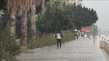 Antalya'da kuvvetli sağanak ve rüzgar hayatı olumsuz etkiliyor