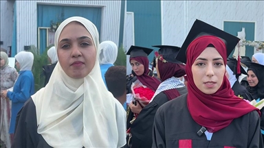 غزة.. رلى وياسمين تعانقان حلم التخرج الجامعي بعد عامين من الإبادة 