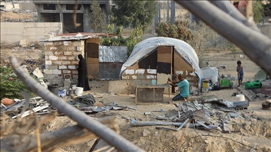 Gazzeliler, enkazlardan çıkardıkları malzemelerle İsrail’in yıktıklarını yeniden inşa ediyor