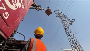 Палестинска компанија ги поправа далноводите во Газа оштетени од израелските напади