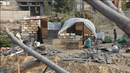 Gazzeliler, enkazlardan çıkardıkları malzemelerle İsrail’in yıktıklarını yeniden inşa ediyor