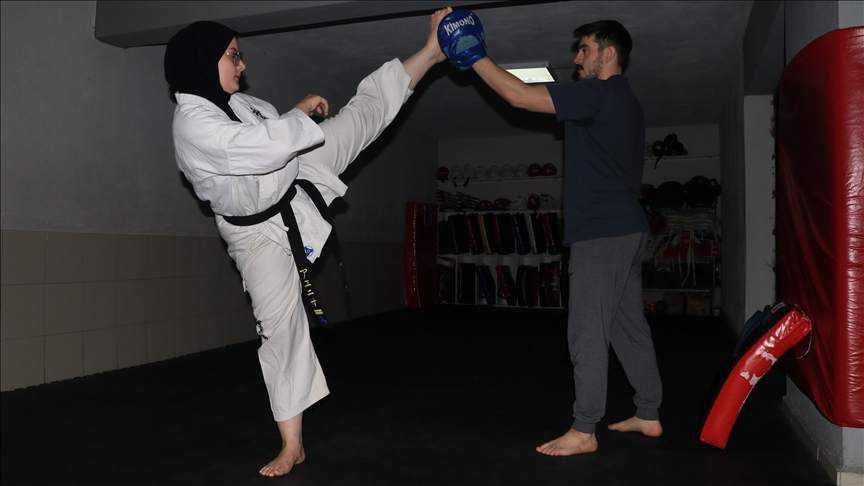 Vajza me shami shënon sukses në karate  mëson nga babai i saj