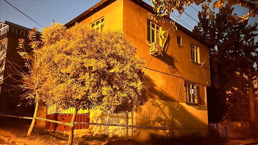 Kocaeli\'de kolonlarında çatlak oluşan bina boşaltıldı