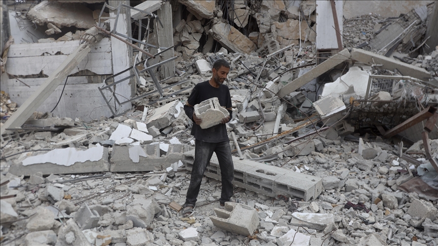 Жителите на Газа ги обновуваат засолништата од урнатините во пресрет на зимата