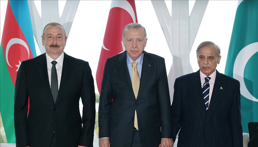 Турскиот претседател се сретна со азербејџанскиот и пакистанскиот лидер во Баку