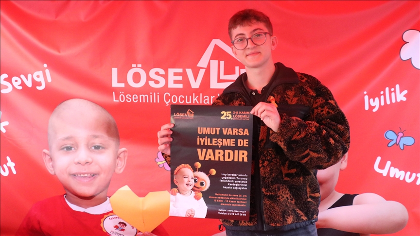 Küçük yaşta lösemiyi yendi şimdi gönüllü olarak hasta çocuklara moral veriyor