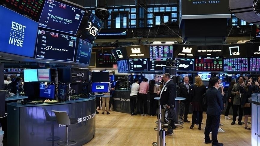 US stocks end week mixed amid economic concerns