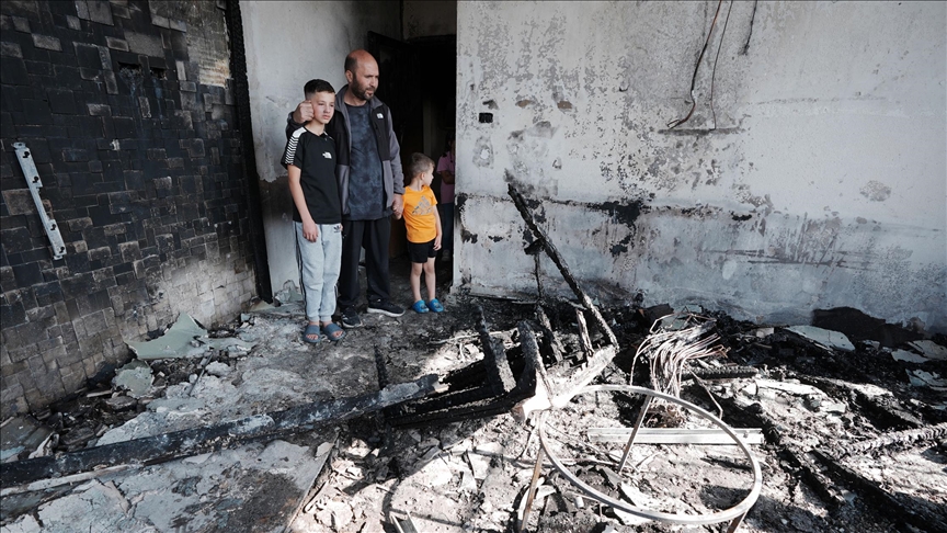 مستوطنون يضرمون النار بمنزل فلسطيني وسط الضفة