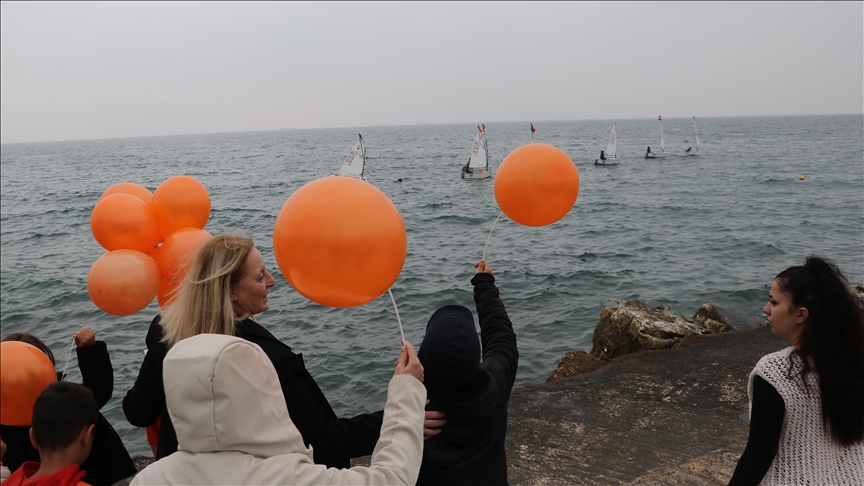 Tekirdağ'da turuncu balonlarla denize açılan yelkenciler lösemiye dikkati çekti
