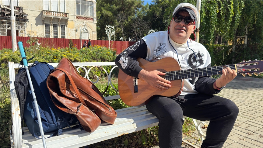 Studenti 50 vjeçar me shikim të kufizuar ndihmohet nga shokët e klasës