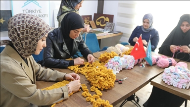 Depremzede kadınlar köy okulundaki öğrencilere atkı örerek terapi oluyor