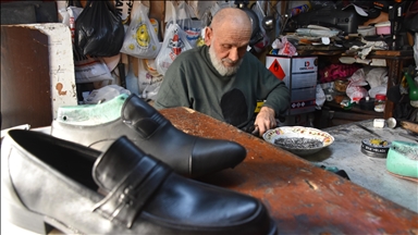 Një mjeshtër nga Trabzoni prodhon këpucë lëkure me dorë për 60 vjet