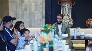 في مقهى شعبي.. الشرع يلتقي مغتربين سوريين بالبرازيل