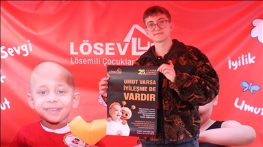 Küçük yaşta lösemiyi yendi şimdi gönüllü olarak hasta çocuklara moral veriyor