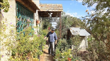 السوري رجب يرعى نباتات نادرة ويخشى عليها من تهديدات إسرائيل