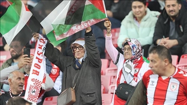 شغف لا يشيخ حتى في الثمانين.. مسنتان تركيتان على المدرجات