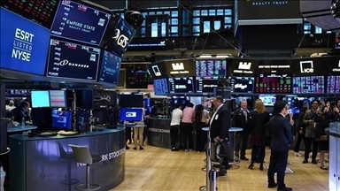 US stocks end week mixed amid economic concerns