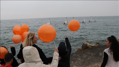 Tekirdağ'da turuncu balonlarla denize açılan yelkenciler lösemiye dikkati çekti
