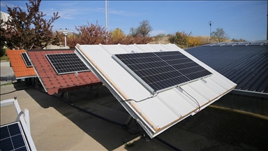 Kiremit çatılara kurulan fotovoltaik paneller güneşten daha verimli enerji alınmasını sağlıyor