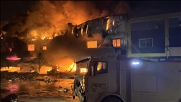 Adana'da hırdavat dükkanında çıkan yangına müdahale ediliyor