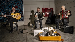 Sirkeci'de sokak sanatçılarına eşlik eden kedi yürekleri ısıtıyor