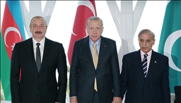 Турскиот претседател се сретна со азербејџанскиот и пакистанскиот лидер во Баку