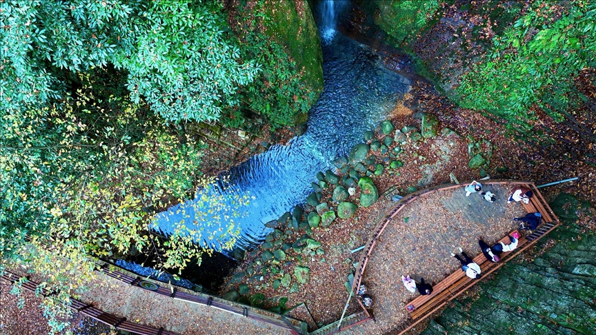 بجماله الطبيعي.. شلال "أقطاش" في دوزجة التركية يُبهر زواره