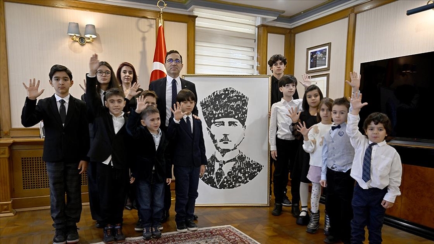 Rusya'daki Türk çocukları minik avuçlarıyla Atatürk'ün portresini yaptı