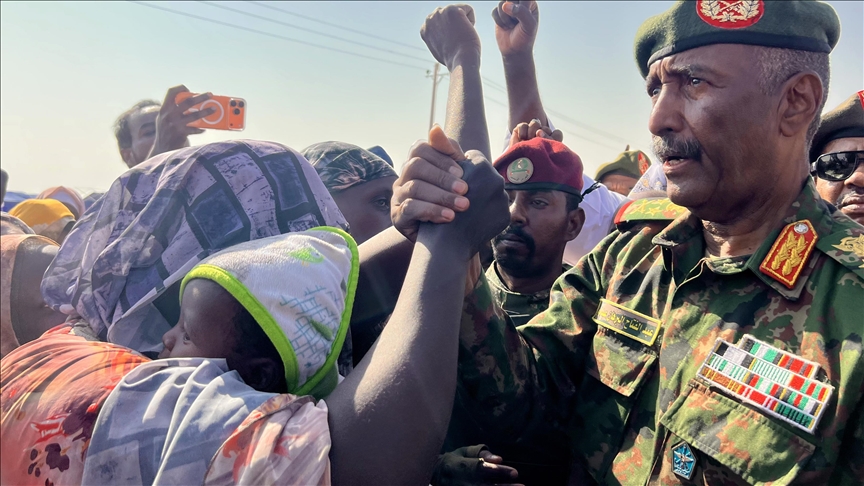 Le dirigeant soudanais Burhani rend visite aux civils déplacés d’El-Fasher après les attaques des FSR