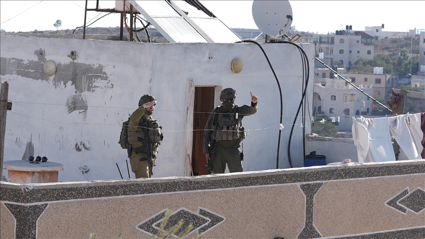 L’armée israélienne arrête 12 Palestiniens lors de raids en Cisjordanie occupée