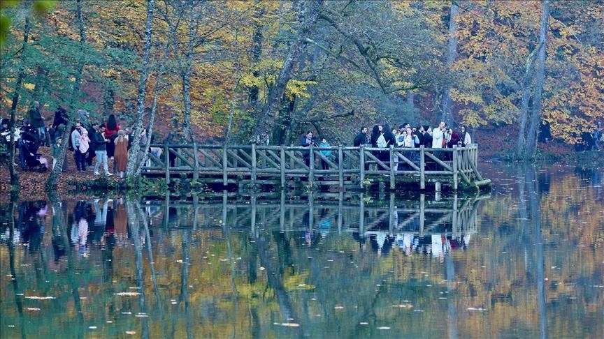 خريف ساحر في "البحيرات السبع" بولاية بولو غربي تركيا