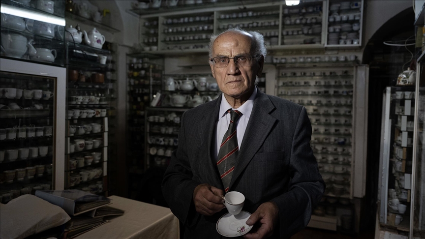 تروي ذاكرة القهوة والشاي بتركيا.. سبعيني يجمع 5 آلاف فنجان (تقرير)