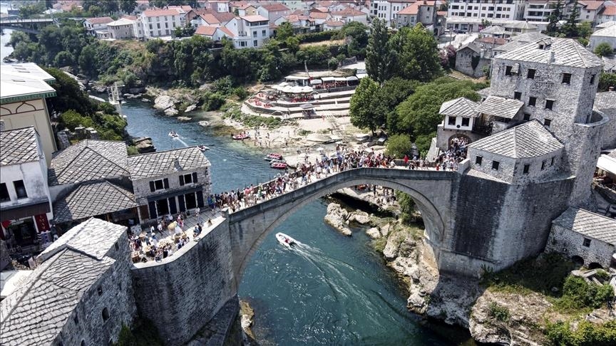 BiH: Prije 32 godine granatama HVO-a srušen Stari most u Mostaru