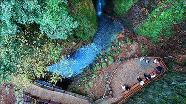 Düzce'nin ekoturizm rotası Aktaş Şelalesi, misafirlerini sonbahar renkleriyle ağırlıyor