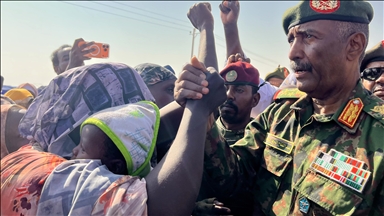 Le dirigeant soudanais Burhani rend visite aux civils déplacés d’El-Fasher après les attaques des FSR