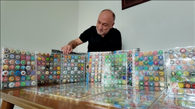 Me hobin e mbledhjes së kapakëve të shisheve krijon koleksionin e veçantë