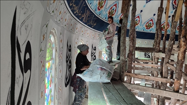 Muralistet femra japin shembull duke dekoruar muret e xhamive