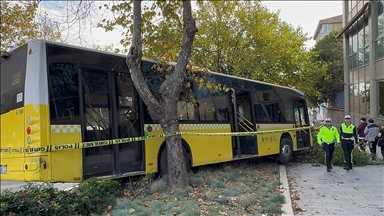 Beşiktaş'ta şoförü kalp krizi geçiren İETT otobüsü kaldırıma çıktı