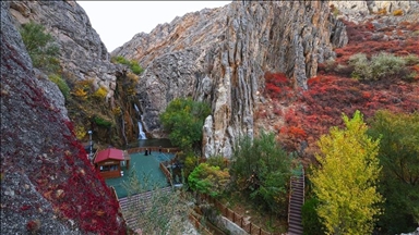 رونق الخريف ينساب مع مياه شلال غونبنار في ملاطيا التركية