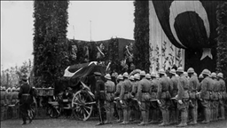 Arşiv fotoğrafları, büyük önder Atatürk'ün son yolculuğundaki kederi gözler önüne seriyor