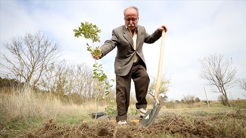 Emekli orman mühendisi ağaç sevgisiyle gençlere örnek oluyor