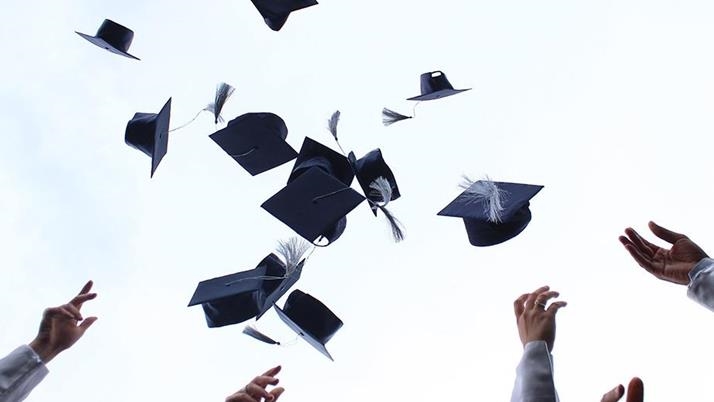 Dy vajzat e reja nga Gaza festojnë diplomimin e tyre pavarësisht vështirësive me të cilat u përballën