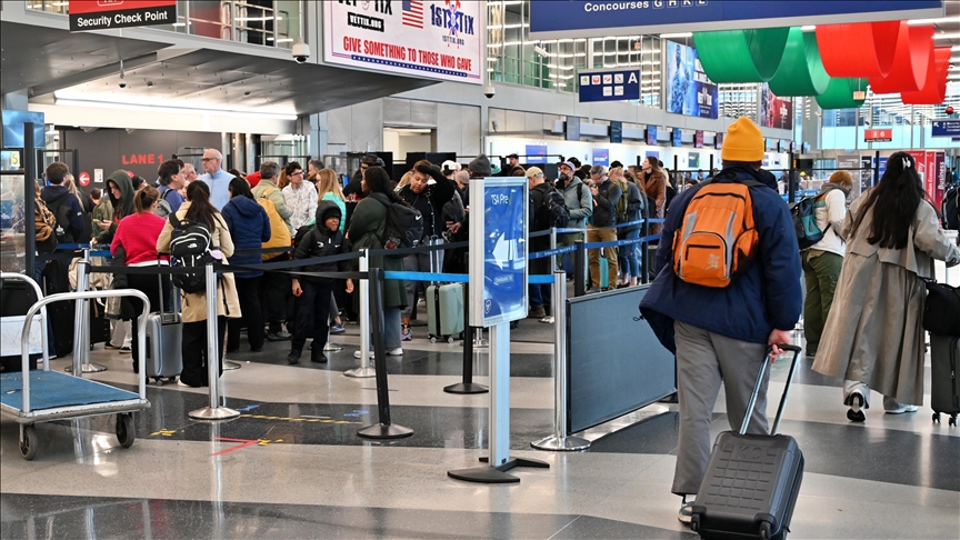 Les aéroports de Chicago frappés par une double épreuve : tempête hivernale et blocage budgétaire