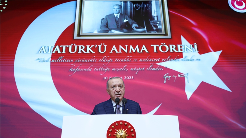Türkiye : Erdogan rend hommage à Atatürk