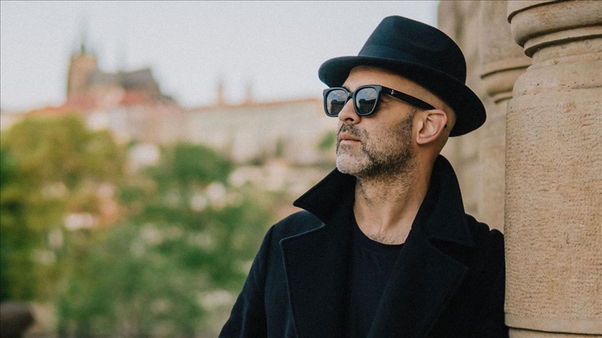 Müzisyen Murat Evgin "Pluribus" dizisinde hem sesi hem de aranjmanı ile yer aldı