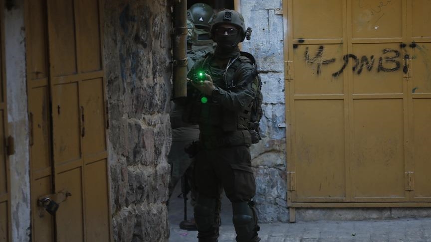 الضفة.. الجيش الإسرائيلي يصيب فلسطينيًا ويعتقله بالخليل