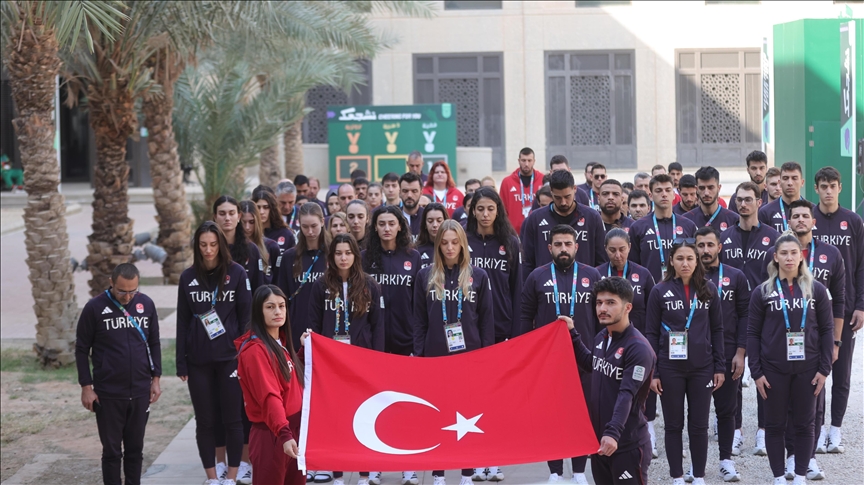 6. İslami Dayanışma Oyunları\'nda mücadele eden milli sporculardan Atatürk\'e saygı duruşu